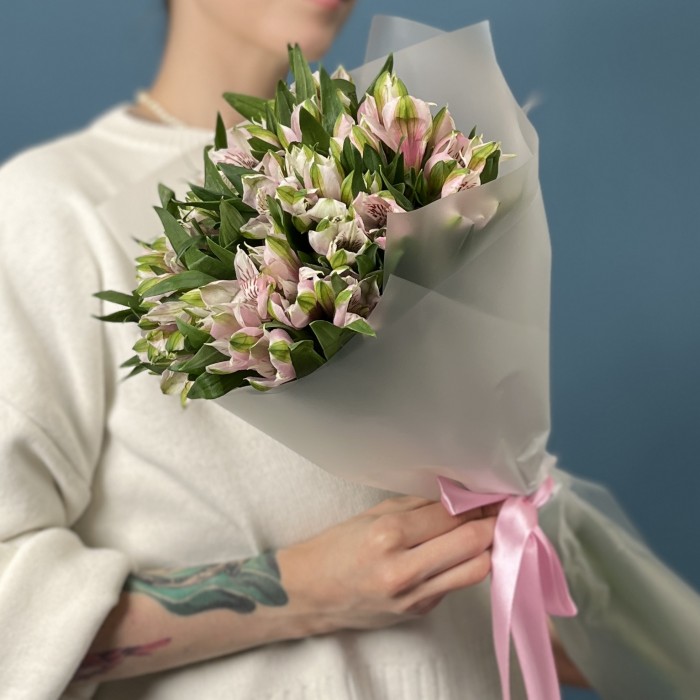 11 бело-розовых альстромерий