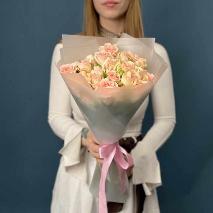 11 кустовых персиковых роз Свит Сара 40 см