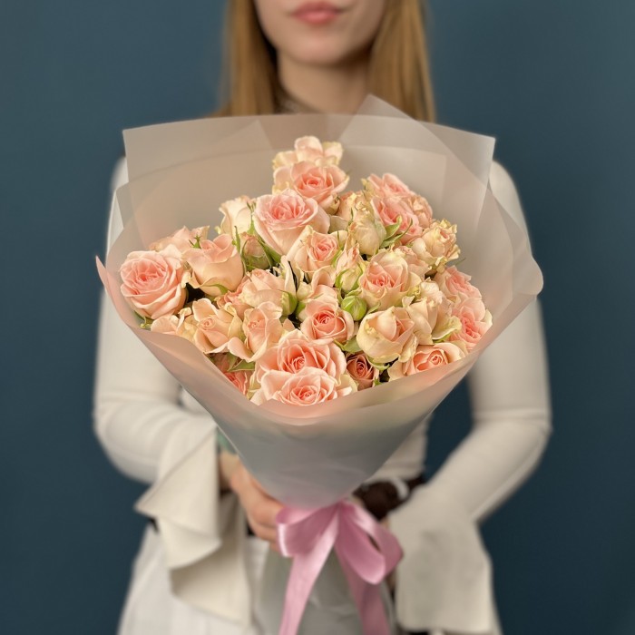 11 кустовых персиковых роз Свит Сара 40 см