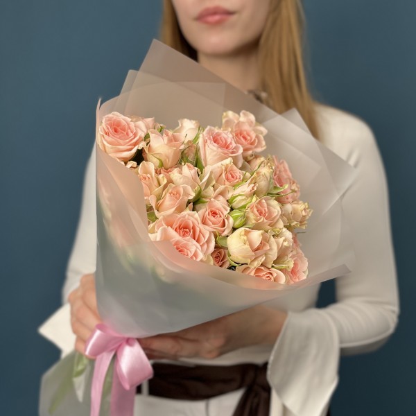 11 кустовых персиковых роз Свит Сара 50 см