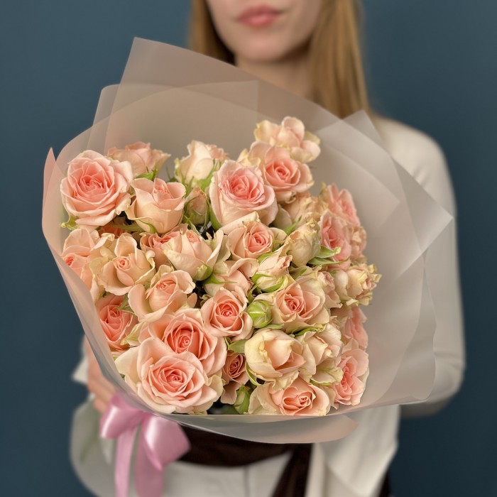 11 кустовых персиковых роз Свит Сара 40 см