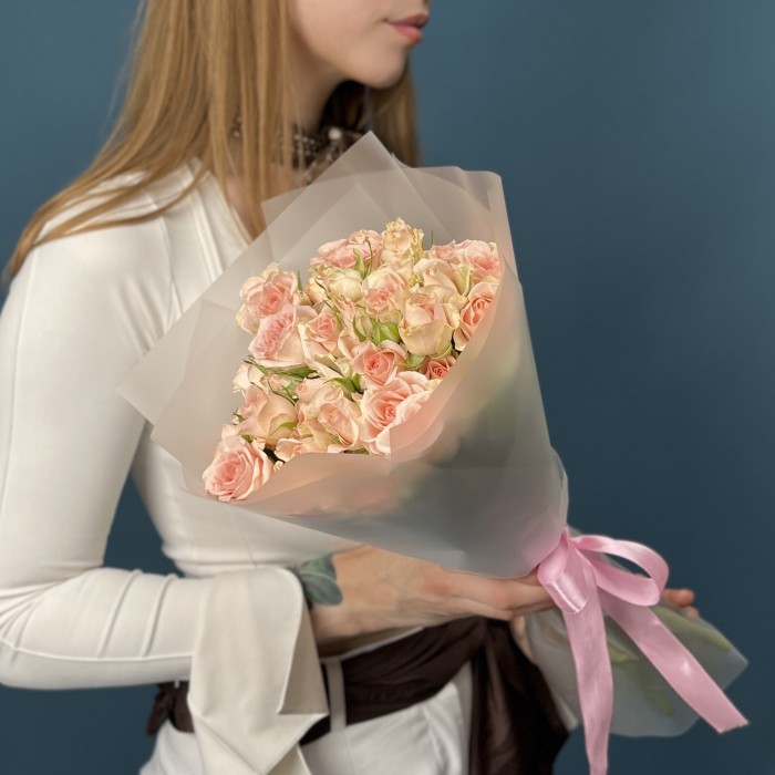 11 кустовых персиковых роз Свит Сара 40 см