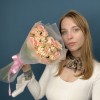 11 кустовых персиковых роз Свит Сара 40 см