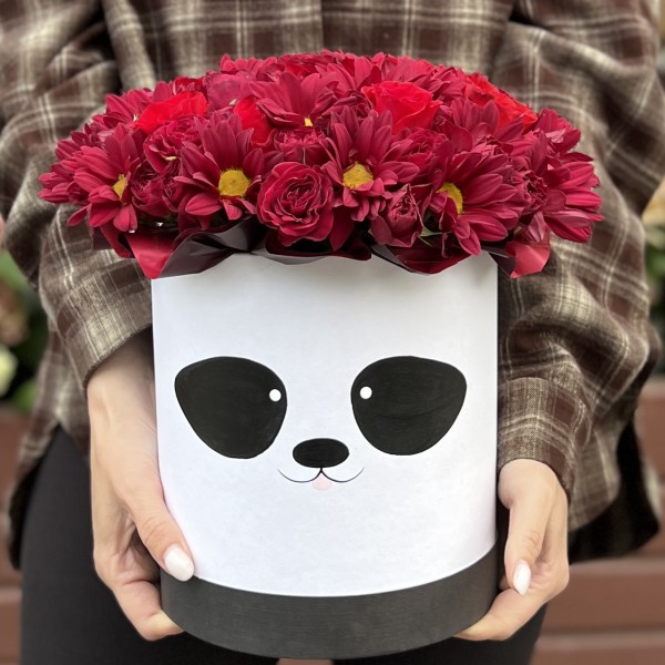 Красные хризантемы и розы в коробке панда