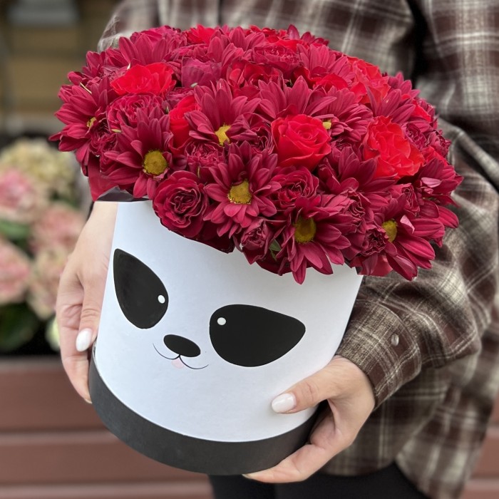 Красные хризантемы и розы в коробке панда
