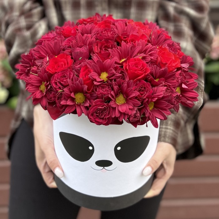 Красные хризантемы и розы в коробке панда