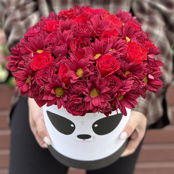 Красные хризантемы и розы в коробке панда
