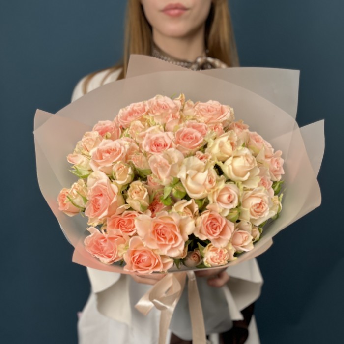 15 кустовых персиковых роз Свит Сара 40 см
