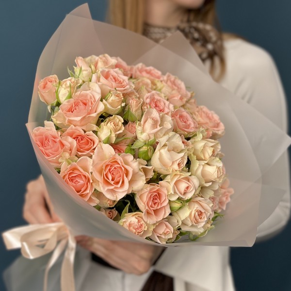 15 кустовых персиковых роз Свит Сара 40 см