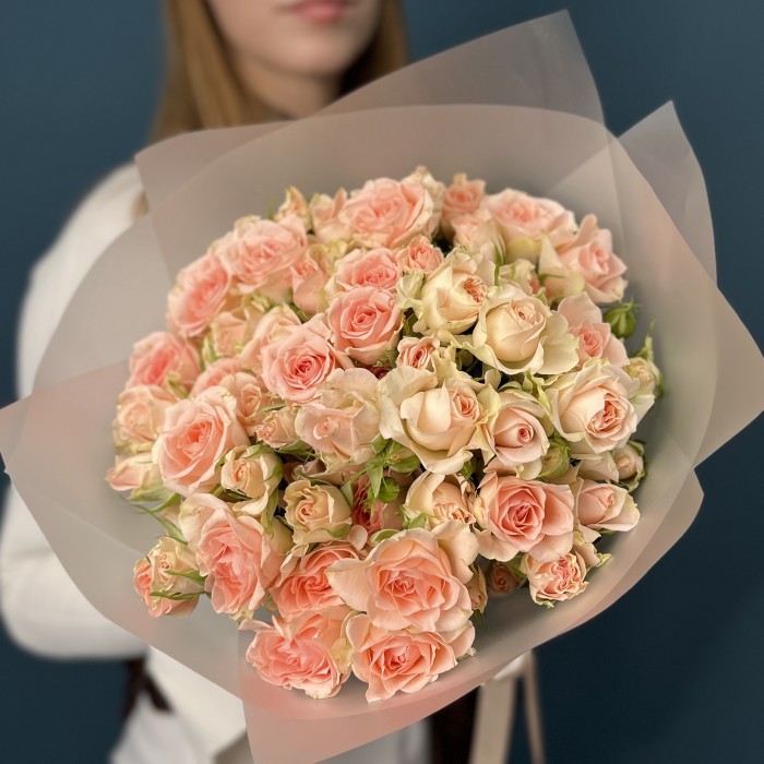 15 кустовых персиковых роз Свит Сара 40 см