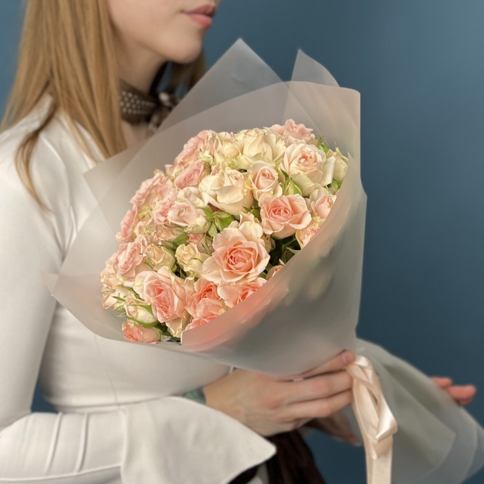 15 кустовых персиковых роз Свит Сара 40 см