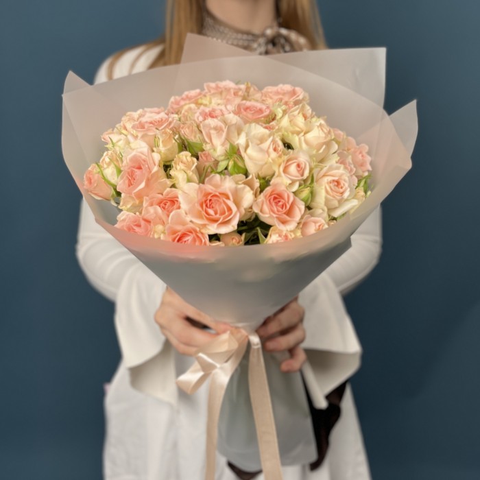 15 кустовых персиковых роз Свит Сара 40 см