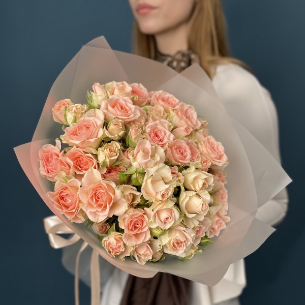 15 кустовых персиковых роз Свит Сара 50 см
