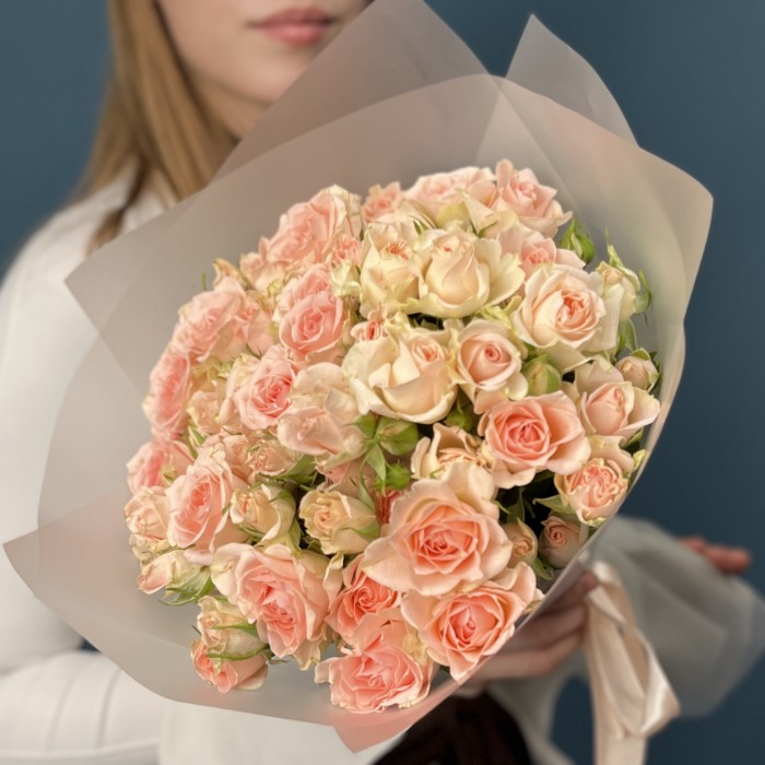 15 кустовых персиковых роз Свит Сара 40 см