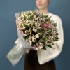 25 бело-розовых альстромерий