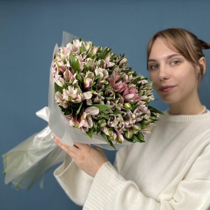 25 бело-розовых альстромерий