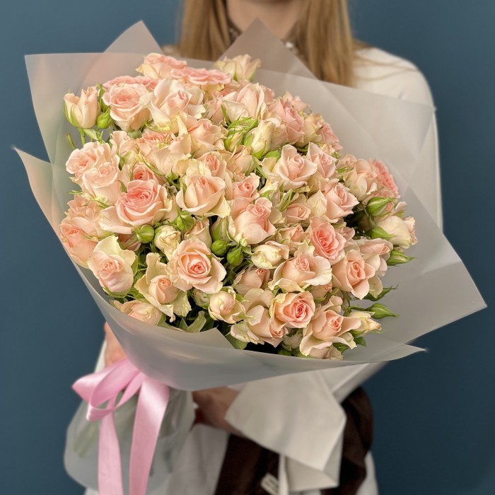 25 кустовых персиковых роз Свит Сара 50 см