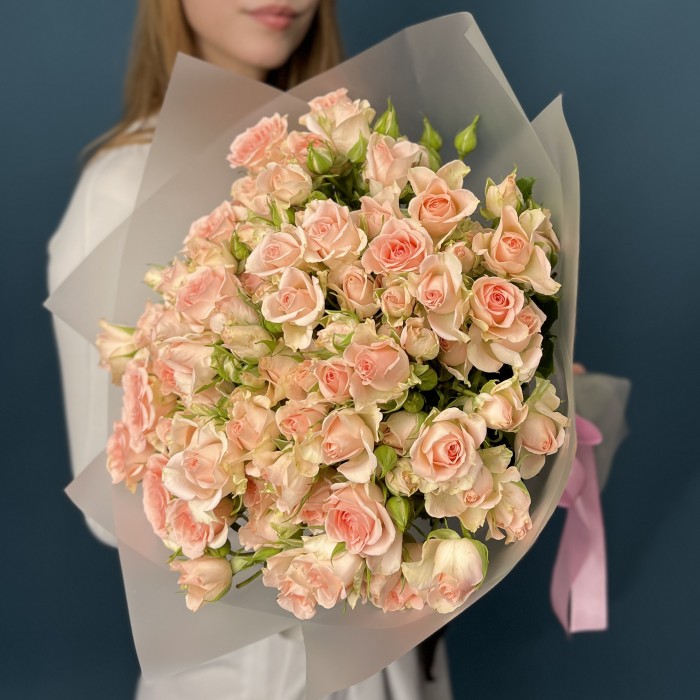 25 кустовых персиковых роз Свит Сара 50 см