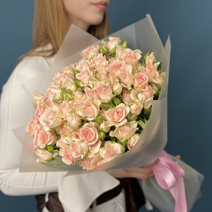 25 кустовых персиковых роз Свит Сара 50 см