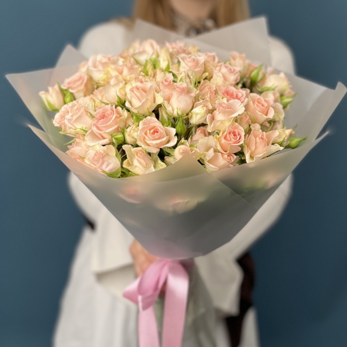 25 кустовых персиковых роз Свит Сара 50 см
