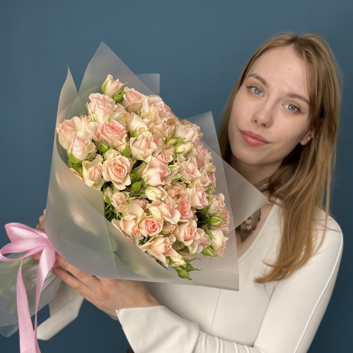 25 кустовых персиковых роз Свит Сара 50 см