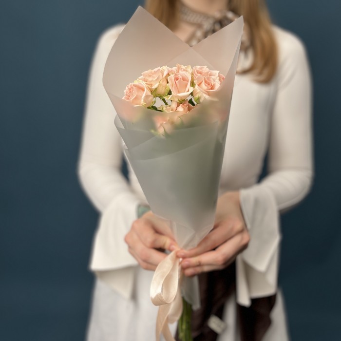 3 кустовые персиковые розы Свит Сара 40 см