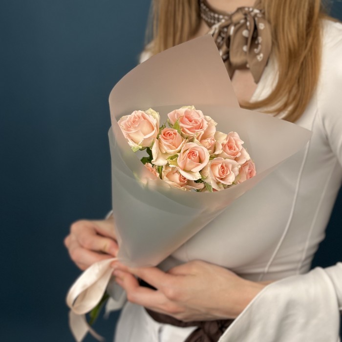 3 кустовые персиковые розы Свит Сара 40 см