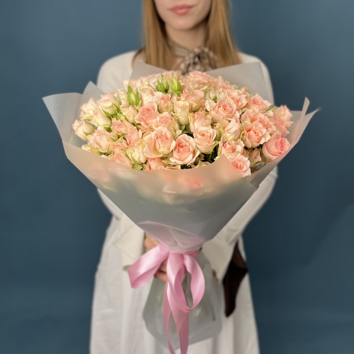 35 кустовых персиковых роз Свит Сара 40 см