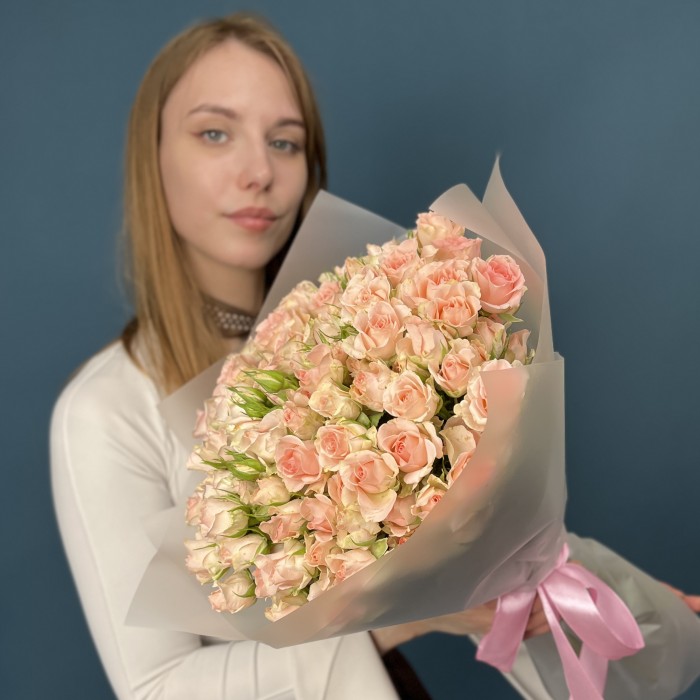 35 кустовых персиковых роз Свит Сара 40 см