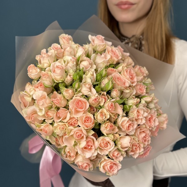 35 кустовых персиковых роз Свит Сара 50 см