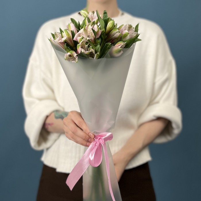 5 бело-розовых альстромерий