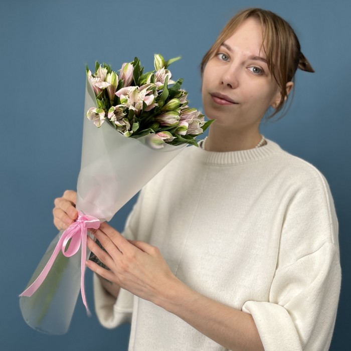 5 бело-розовых альстромерий