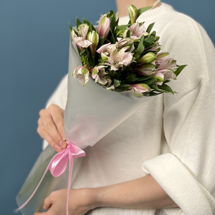 5 бело-розовых альстромерий
