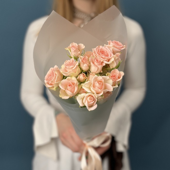 5 кустовых персиковых роз Свит Сара 40 см