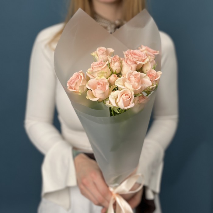 5 кустовых персиковых роз Свит Сара 40 см