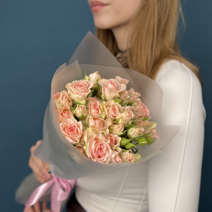 7 кустовых персиковых роз Свит Сара 50 см