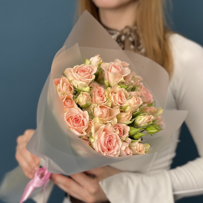 7 кустовых персиковых роз Свит Сара 40 см