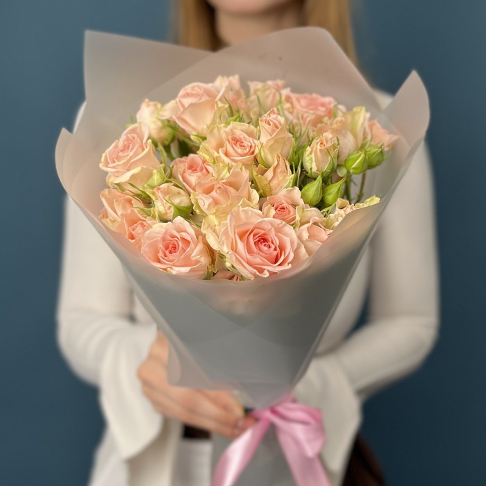 7 кустовых персиковых роз Свит Сара 50 см