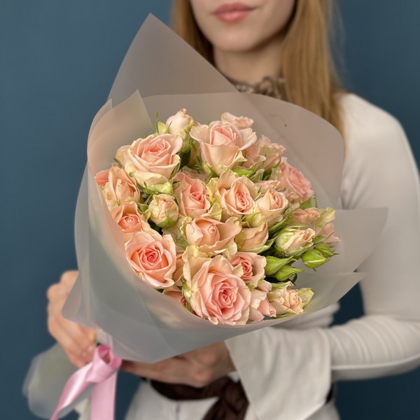 7 кустовых персиковых роз Свит Сара 40 см