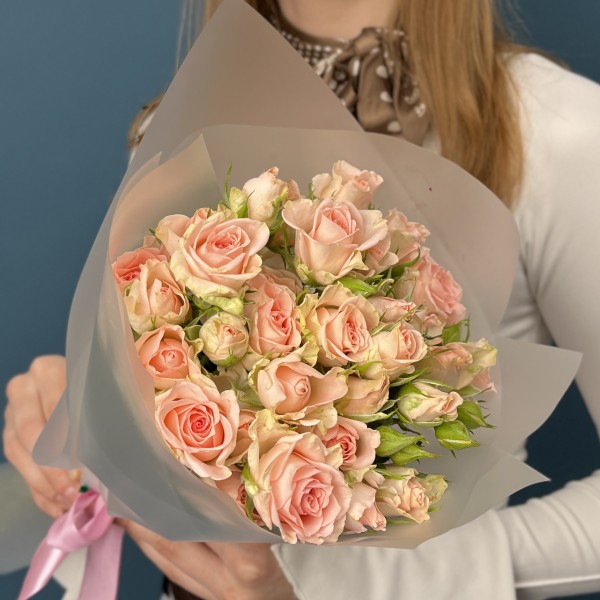 7 кустовых персиковых роз Свит Сара 50 см