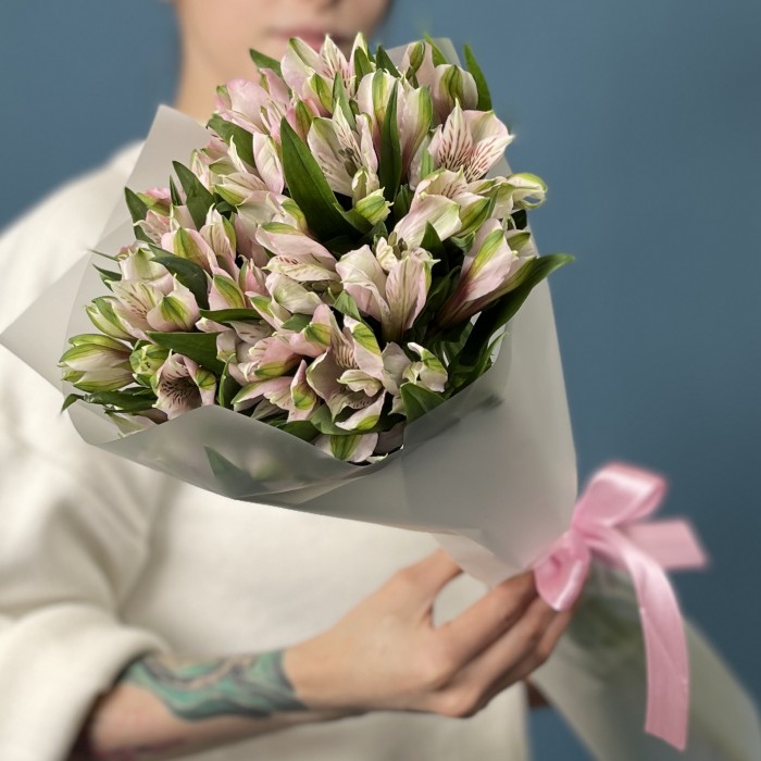 9 бело-розовых альстромерий