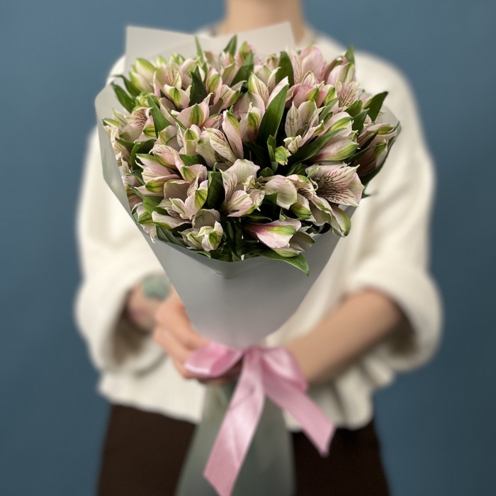 9 бело-розовых альстромерий