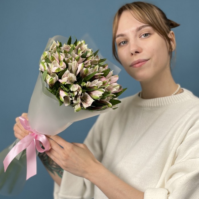 9 бело-розовых альстромерий