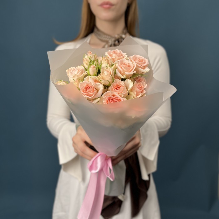 9 кустовых персиковых роз Свит Сара 50 см