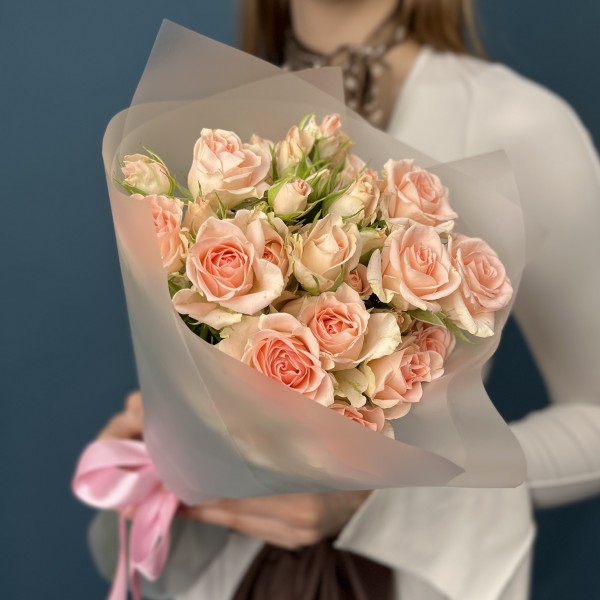 9 кустовых персиковых роз Свит Сара 40 см