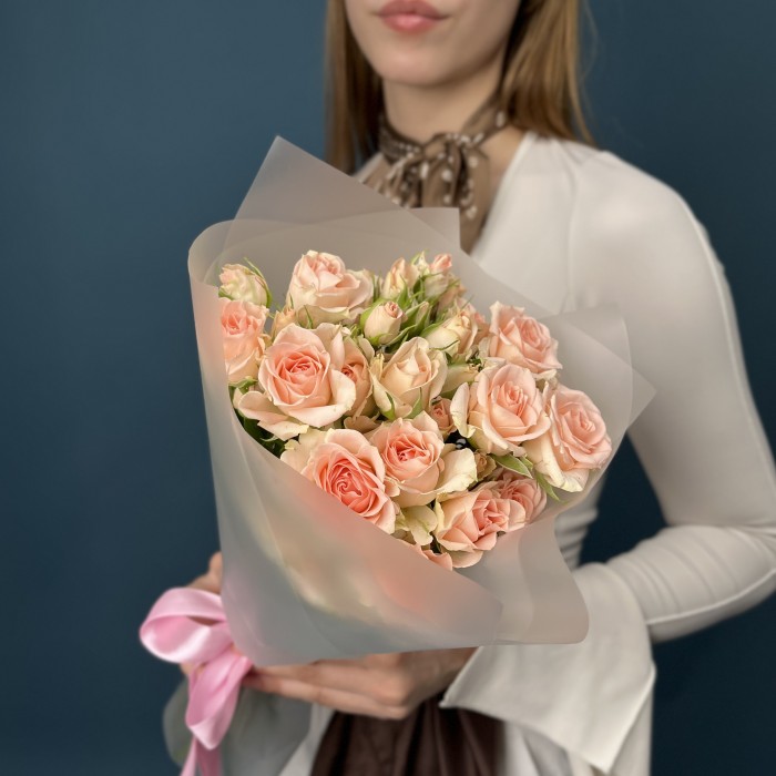 9 кустовых персиковых роз Свит Сара 50 см