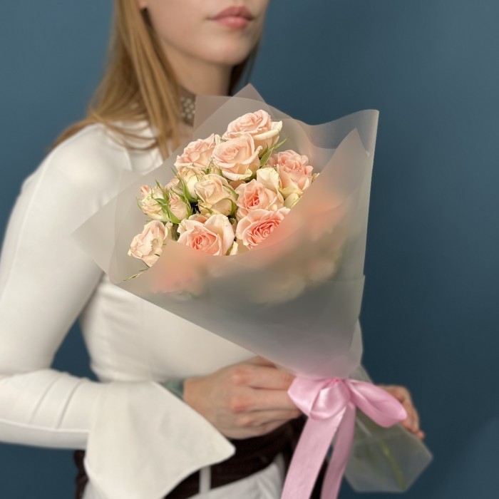 9 кустовых персиковых роз Свит Сара 50 см