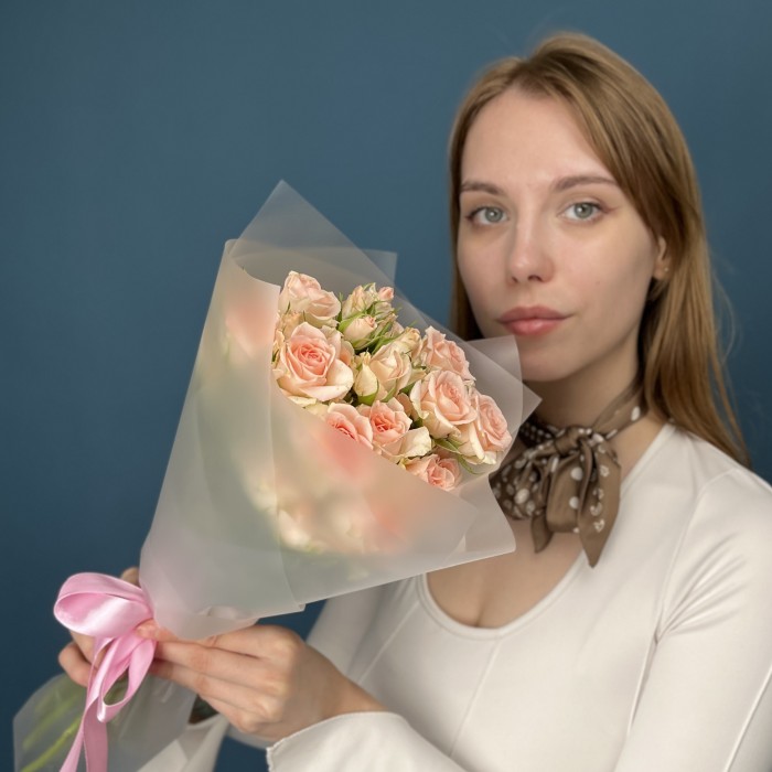 9 кустовых персиковых роз Свит Сара 50 см