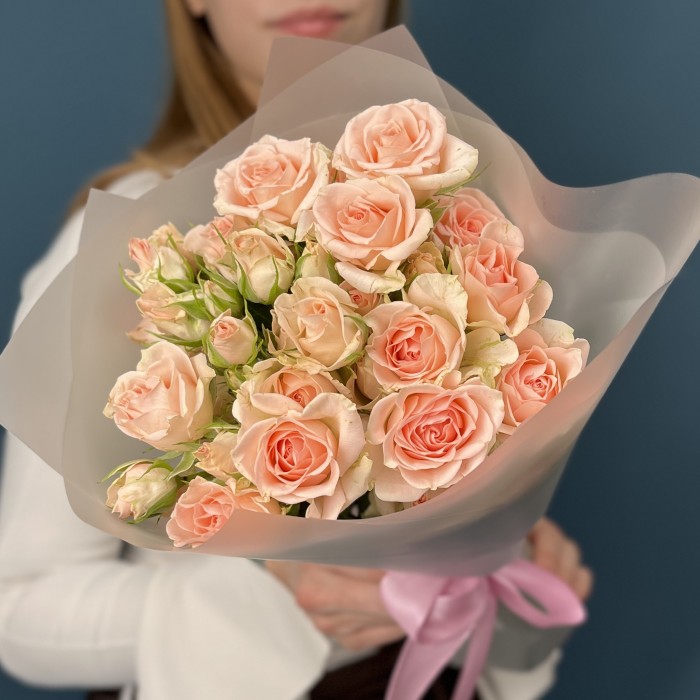 9 кустовых персиковых роз Свит Сара 50 см