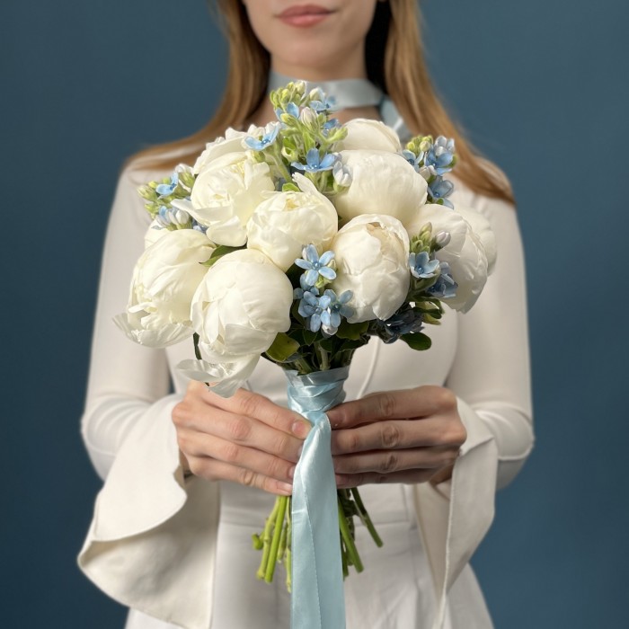 Букет невесты из белых пионов